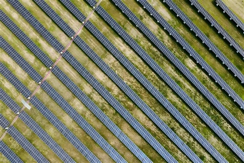 Ülemaailmne päikeseenergia lisandumine jõudis 2025. aastal 664 GW-ni